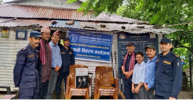 स्वावलम्वन लघुवित्त वित्तीय संस्था उपशाखा साँफेवगरद्वारा प्रहरी चौकीलाई सामग्री हस्तान्तरण