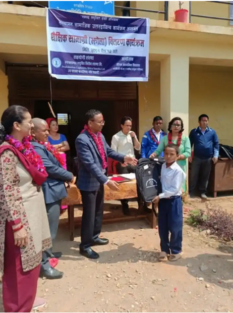 स्वावलम्बन लघुवित्त वित्तीय संस्थाद्वारा शैक्षिक सामाग्री सहयोग